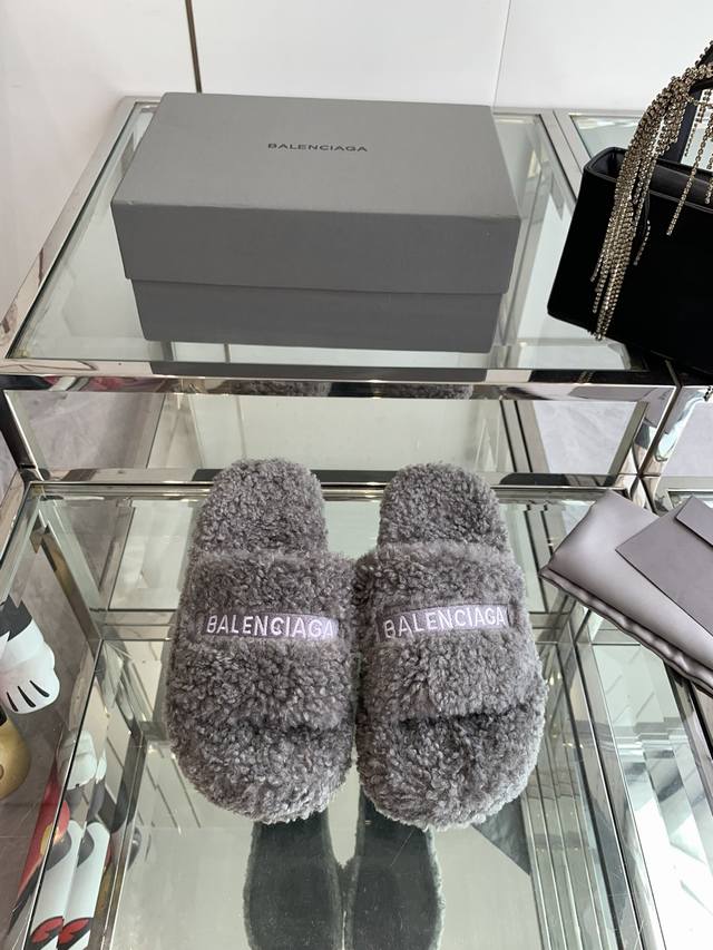 Balenciaga 巴黎世家 厚底毛毛拖鞋超舒适光腿穿 回头率满分一年四季都能随意出门就穿博主热门单品推送码数:35-40